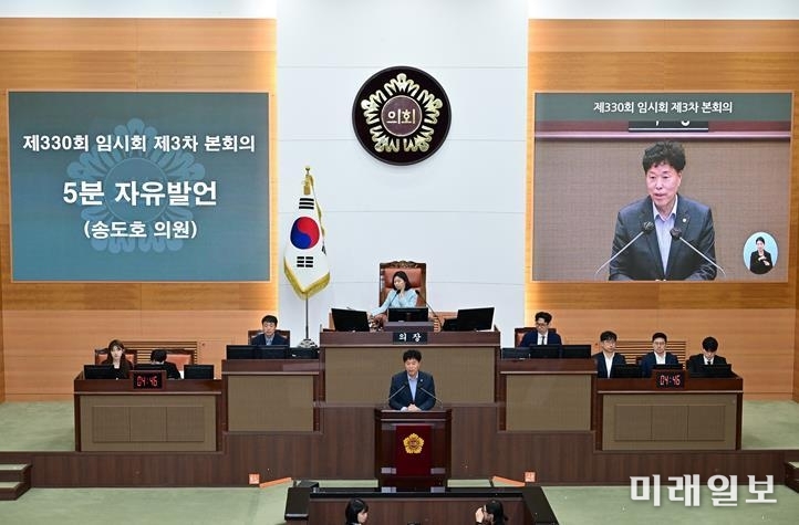 송동호 서울시 의원이이 지난 4월 30일 제330회 서울시의회 임시회 본회의 5분자유발언을 통해, 관악구 행운동과 청룡동을 연결하는 마을버스 노선 신설의 조속한 추진을 강력히 요구하고 있다./사진=송도호 의원실 제공