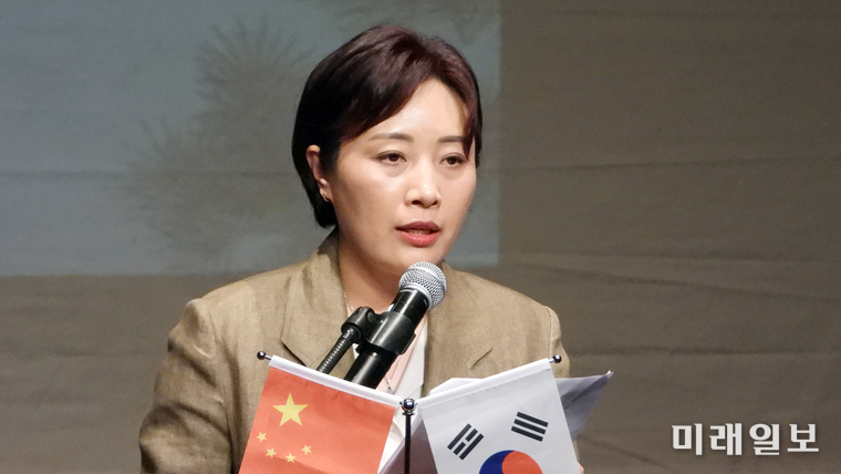 1일 저녁, 전주시 덕진구 우진문화공간에서 개최된 전북중국인협회의 '개소식 및 중국 문화예술의 밤' 행사에서 주춘매 협회 초대회장이 개회사를 하고 있다./사진=장건섭 기자
