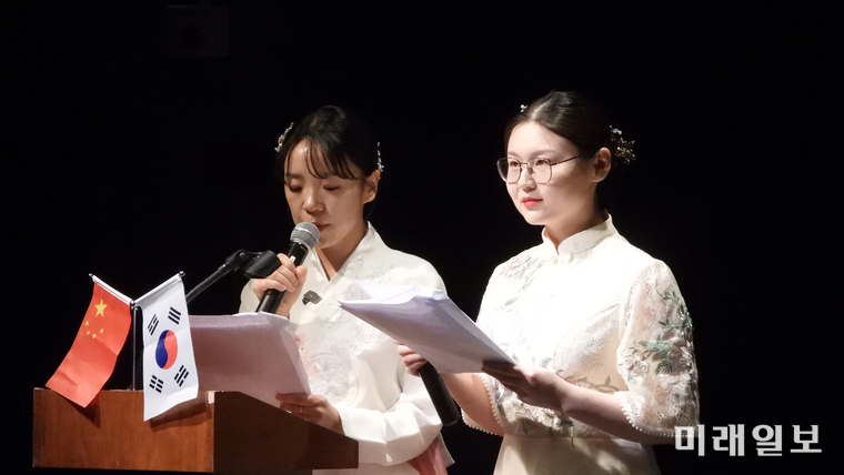 1일 저녁, 전주시 덕진구 우진문화공간에서 개최된 전북중국인협회의 '개소식 및 중국 문화예술의 밤' 행사에서 전북대학교에 재학 중인 중국인 한국 유학생이 행사 사회를 진행하고 있다./사진=장건섭 기자