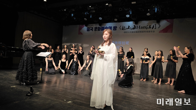 1일 저녁, 전주시 덕진구 우진문화공간에서 개최된 전북중국인협회의 '개소식 및 중국 문화예술의 밤' 행사에서 중국 쑤첸시(宿遷市)에서 초청된 '샤오다제 여성합창단'의 공연이 열리고 있다./사진=장건섭 기자