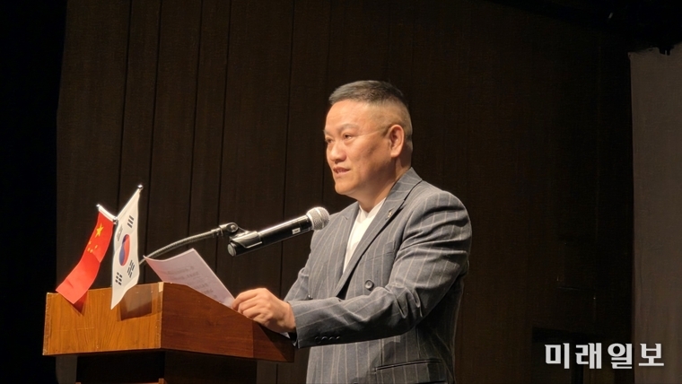 1일 저녁, 전주시 덕진구 우진문화공간에서 개최된 전북중국인협회의 '개소식 및 중국 문화예술의 밤' 행사에서 니쥔제(倪俊杰) 쑤센시 음악가협회 회장이 인사말을 하고 있다./사진=장건섭 기자