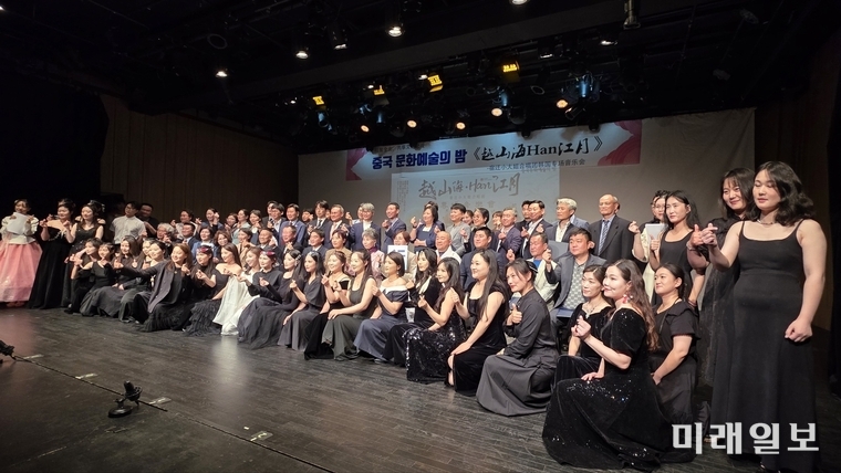 1일 저녁, 전주시 덕진구 우진문화공간에서 개최된 전북중국인협회의 '개소식 및 중국 문화예술의 밤' 행사에서 중국 쑤첸시(宿遷市)에서 초청된 '샤오다제 여성합창단' 단원들이 축하 공연을 마치고 행사 참석 인사들과 기념촬영을 하고 있다./사진=장건섭 기자
