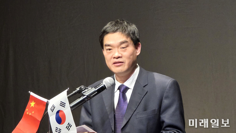 1일 저녁, 전주시 덕진구 우진문화공간에서 개최된 전북중국인협회의 '개소식 및 중국 문화예술의 밤' 행사에서 중화인민공화국 주광주총영사관의 구징치(顧景奇) 총영사가 축사를 하고 있다./사진=장건섭 기자