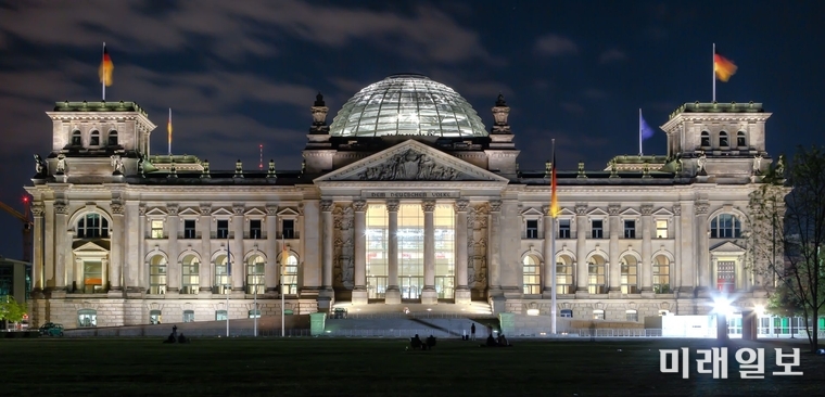 시민사회와 지식인 주도의 과거사 청산이 제도화된 독일 민주주의의 상징인 '연방의회(Bundestag) 본회의장' 전경./ⓒ미래일보
