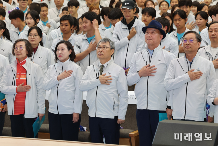 이새날 서울시의회 의원(앞줄 왼쪽에서 두번 째)가 지난 7일 서울고등학교 강당에서 열린 '제54회 전국소년체육대회 서울대표 결단식'에 참석하고 있다./사진=이새날 의원실