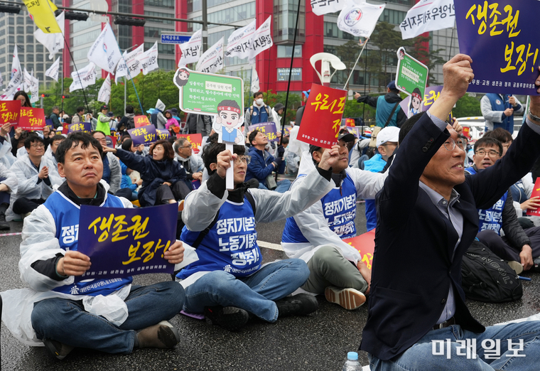 대한민국공무원노동조합총연맹이 10일 서울시 영등포구 여의대로 일대에서 공노총 조합원 1만여 명을 비롯한 공무원·교원 생존권 쟁취 공동투쟁위원회 소속 조합원 등 총 3만여 명(주최 측 추산)이 참석한 가운데 '공무원 기본권·생존권 쟁취 공무원총력투쟁대회'가 열리고 있다./사진=공노총 제공