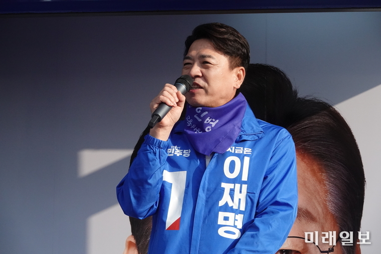 부승찬 더불어민주당 의원이 12일 오전 경기도 용인시청 앞에서 '더불어민주당 용인시 갑·을·병·정 지역위원회'의 이재명 대선 후보 지원 유세에서 발언하고 있다./사진=부승찬 의원실 제공