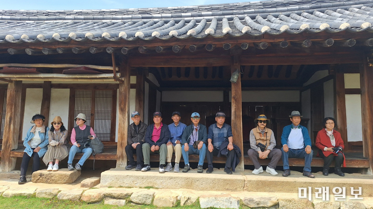 지난 5월 14일 국제계관시인연합한국본부 주관으로 진행된 '경남 함양 선비문화 탐방'에서 참여 시인들이 조선 5현 중 한 사람으로 꼽히는 명재상 정여창 선생의 고택인 '일두고택'에서 기념촬영을 하고 있다./사진=UPLI-KC