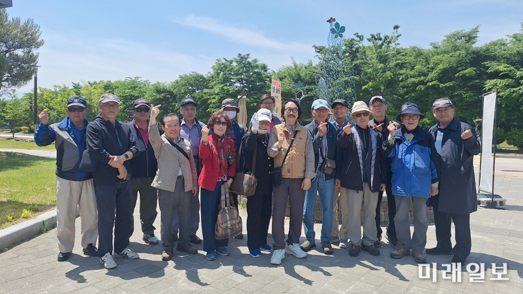 지난 5월 14일 국제계관시인연합한국본부 주관으로 진행된 '경남 함양 선비문화 탐방'에서 참여 시인들이 함양 상림공원 내 상림숲에서 기념촬영을 하고 있다./사진=UPLI-KC