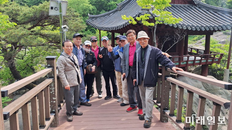 지난 5월 14일 국제계관시인연합한국본부 주관으로 진행된 '경남 함양 선비문화 탐방'에서 참여 시인들이 '거연정(居然亭)' 입구에서 기념촬영을 하고 있다./사진=UPLI-KC