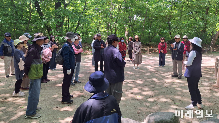 지난 5월 14일 국제계관시인연합한국본부 주관으로 진행된 '경남 함양 선비문화 탐방'에서 참여 시인들이 함양 상림공원 내 상림숲에서 문화해설사의 설명을 경청하고 있다./사진=UPLI-KC