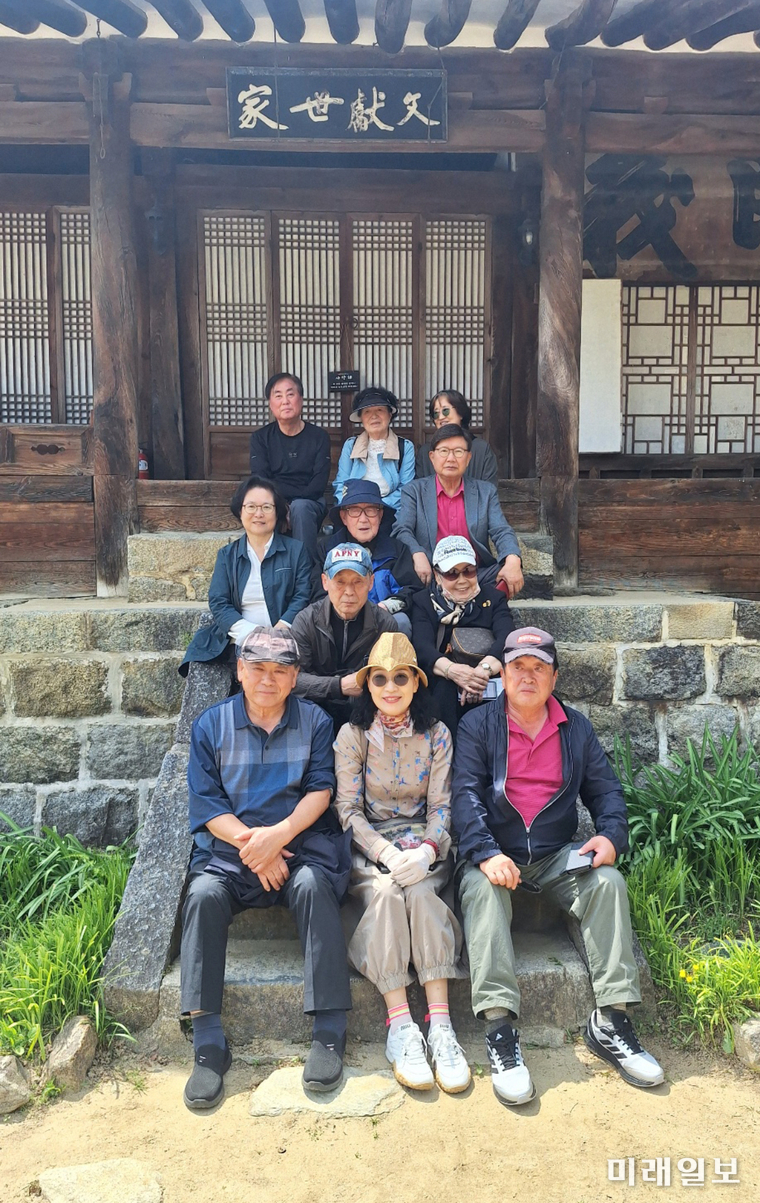 지난 5월 14일 국제계관시인연합한국본부 주관으로 진행된 '경남 함양 선비문화 탐방'에서 참여 시인들이 조선 5현 중 한 사람으로 꼽히는 명재상 정여창 선생의 고택인 '일두고택' 사랑채의 '문헌세가(文獻世家)' 편액 아래서 기념촬영을 하고 있다./사진=UPLI-KC
