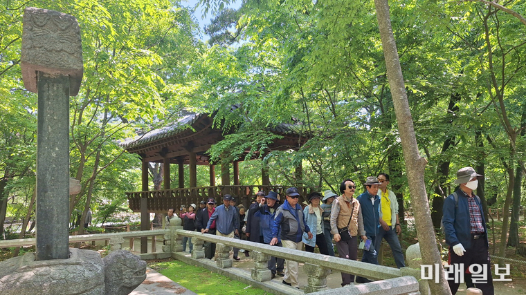 지난 5월 14일 국제계관시인연합한국본부 주관으로 진행된 '경남 함양 선비문화 탐방'에서 참여 시인들이 함양 상림공원 내 최치원 신도비와 바로 옆에 있는 사운정(思雲亭)을 탐방하고 이동하고 있다./사진=UPLI-KC