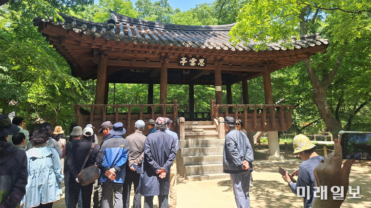 지난 5월 14일 국제계관시인연합한국본부 주관으로 진행된 '경남 함양 선비문화 탐방'에서 참여 시인들이 함양 상림공원 내 조선 후기 학자인 송병선(宋秉璿) 선생이 학문과 정신을 수양하던 공간이었던 '사운정(思雲亭)'을 관람하고 있다./사진=UPLI-KC