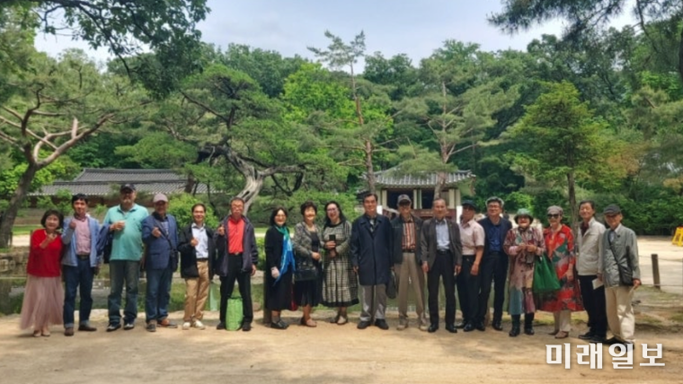 단테문인협회(이사장 이민숙)가 지난 5월 17일(토) 오후, 서울 종로구 종묘 인근에서 문단의 길을 걸어온 원로 문인들을 초청해 '제1회 문단 어르신 모시기' 행사를 개최하고 기념촬영을 하고 있다./사진=단테문인협회 제공