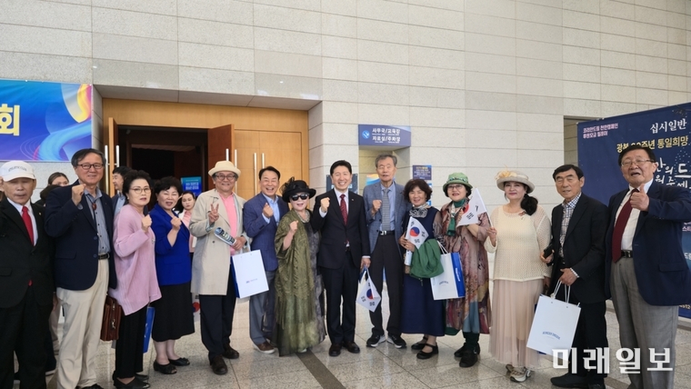 지난 30일 오후, 서울 용산 백범김구기념관 대강당에서 개최된 통일을실천하는사람들 주관의 '2025 코리안드림 통일실천결의대회' 후 주요 참석 인사들이 기념촬영을 하고 있다./사진=통일천사 제공