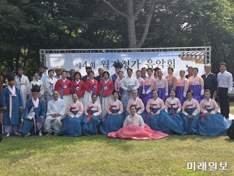 7일 오후, 경주시 인왕동 소재의 동궁과 월지에서 제4회 '월지정가 음악회'가 개최된 가운데 출연자들이 기념촬영을 하고 있다./사진=공현혜 기자