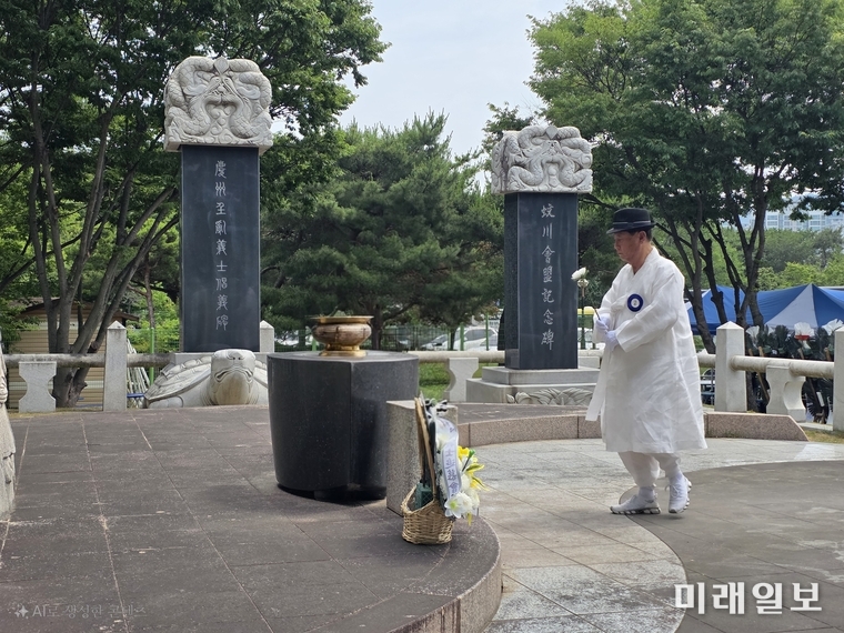 지난 9일 오전 경주 황성공원 남쪽에 위치한 경주임란의사 창의공원에서 열린 '제28회 경주임란의사 추모'행사에서 김상왕 경주임란의사추모회 회장이 분향하고 있다./사진=공현혜 기자