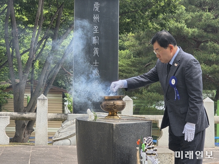 지난 9일 오전 경주 황성공원 남쪽에 위치한 경주임란의사 창의공원에서 열린 '제28회 경주임란의사 추모'행사에서 주낙영 경주시장이 분향하고 있다./사진=공현혜 기자