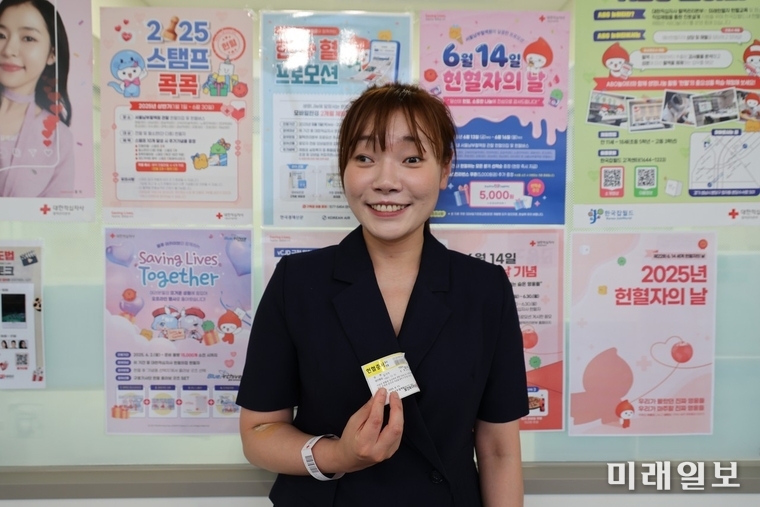 김예지 국민의힘 의원이 13일, 서울남부혈액원 노량진역센터를 찾아 직접 헌혈에 참여한 후 교부받은 헌혈증서를 소개하고 있다./사진=혈액관리본부