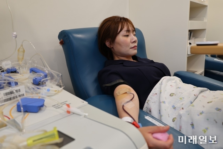 김예지 국민의힘 의원이 13일, 서울남부혈액원 노량진역센터를 찾아 직접 헌혈에 참여하고 있다./사진=혈액관리본부