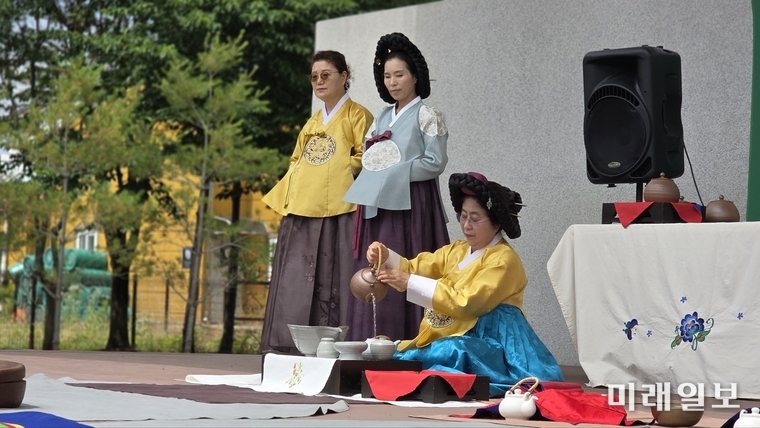 6월 14일 오후 1시부터 5시까지, 충남 강경읍 강경포구길에 위치한 '강경젓갈공원'에서 '제1회 일상 차(茶)반사 축제'가 성황리에 개최되고 있다./사진=장건섭 기자