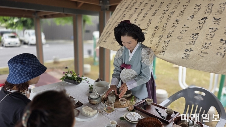 6월 14일 오후 1시부터 5시까지, 충남 강경읍 강경포구길에 위치한 '강경젓갈공원'에서 '제1회 일상 차(茶)반사 축제'가 성황리에 개최되고 있다./사진=장건섭 기자