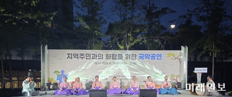 경주시 불국동 두산위브 중앙광장에서 지난 6월 19일(목) 오후, 지역 주민들이 함께 어우러진 '국악 공연 및 직거래 장터'가 성황리에 개최된 가운데 대한시조협회 양산지회(회장 이한은)가 중머리시조 발표를 통해 깊은 울림을 전달했다./사진=공현혜 기자
