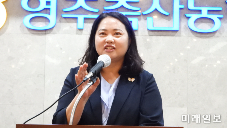 사단법인 한국문인협회 주최의 '2025 한국문학인 백두대간 어울림 한마당'이 20일 오후 경북 영주시 영주축협 한우프라자 대회의실에서 열린 가운데 경상북도지사를 대신하여 한영희 경상북도 문화예술과장은 축사를 하고 있다./사진=장건섭 기자