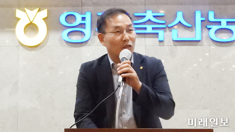 사단법인 한국문인협회 주최의 '2025 한국문학인 백두대간 어울림 한마당'이 20일 오후 경북 영주시 영주축협 한우프라자 대회의실에서 열린 가운데 권오수 한국예총 경상북도연합회 회장이 축사를 하고 있다./사진=장건섭 기자