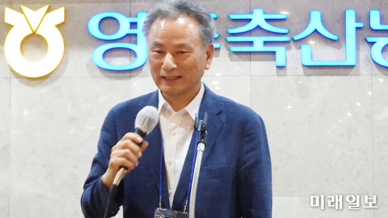 사단법인 한국문인협회 주최의 '2025 한국문학인 백두대간 어울림 한마당'이 20일 오후 경북 영주시 영주축협 한우프라자 대회의실에서 열린 가운데 김신중 한국문인협회 경북도지회장이 환영사를 하고 있다./사진=장건섭 기자
