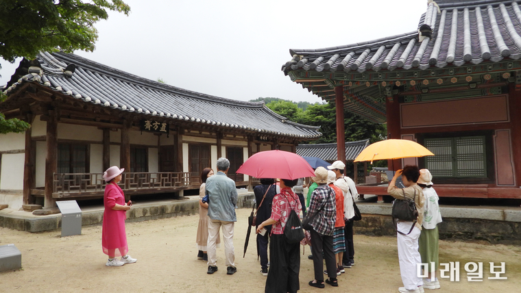 사단법인 한국문인협회가 주최하고, 한국문인협회 경상북도지회가 주관한 '2025 한국문학인 백두대간 어울림한마당'이 6월 20일부터 21일까지 경북 영주시 일원에서 성공적으로 개최된 가운데 21일 오후 경북 영주시 순흥면 소백로에 위치한 소수서원을 참석 문인들이 관람하고 있다./사진=장건섭 기자