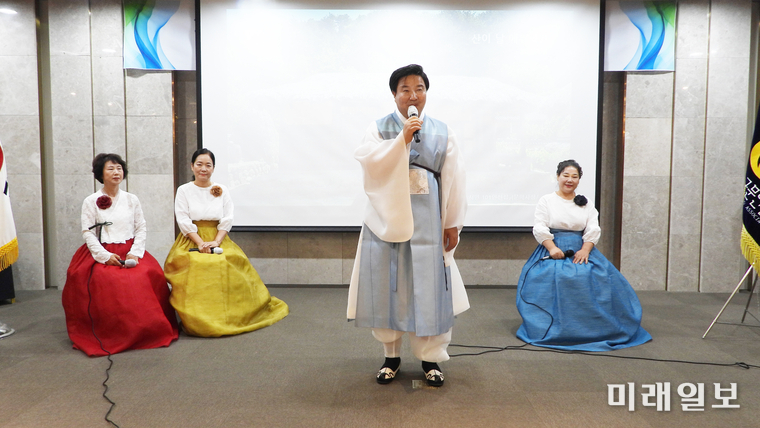 사단법인 한국문인협회가 주최하고, 한국문인협회 경상북도지회가 주관한 '2025 한국문학인 백두대간 어울림한마당'이 6월 20일부터 21일까지 경북 영주시 일원에서 성공적으로 개최된 가운데 20일 오후 경북 영주시 한정로 영주축협 3층 대회의장에서 열린 1부 축하공연에서 시낭송극을 하고 있다./사진=장건섭 기자