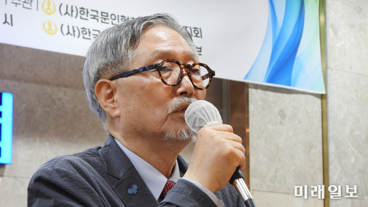 사단법인 한국문인협회가 주최하고, 한국문인협회 경상북도지회가 주관한 '2025 한국문학인 백두대간 어울림한마당'이 6월 20일부터 21일까지 경북 영주시 일원에서 성공적으로 개최된 가운데 20일 오후 경북 영주시 한정로 영주축협 3층 대회의장에서 열린 개회식에서 김호운 이사장이 개회사를 하고 있다./사진=장건섭 기자