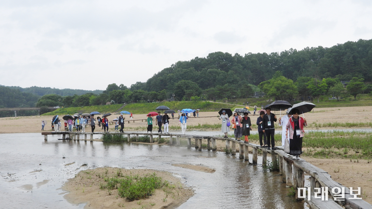 사단법인 한국문인협회가 주최하고, 한국문인협회 경상북도지회가 주관한 '2025 한국문학인 백두대간 어울림한마당'이 6월 20일부터 21일까지 경북 영주시 일원에서 성공적으로 개최된 가운데 20일 오후 경북 영주시 문수면 수도리에 위치한 무섬마을 외나무다리를 참석 문인들이 걷고 있다./사진=장건섭 기자