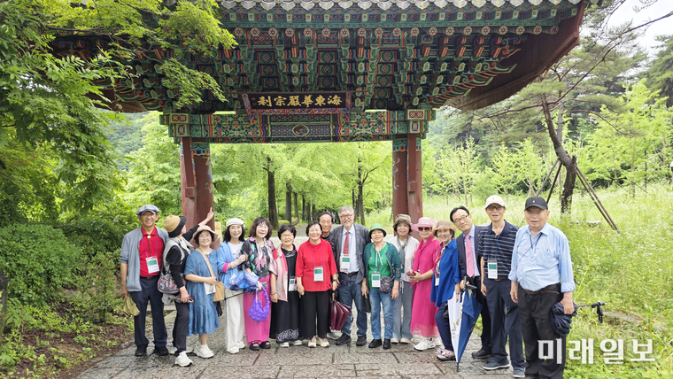 사단법인 한국문인협회가 주최하고, 한국문인협회 경상북도지회가 주관한 '2025 한국문학인 백두대간 어울림한마당'이 6월 20일부터 21일까지 경북 영주시 일원에서 성공적으로 개최된 가운데 21일 오후 경북 영주시 부석사로에 위치한 부석사 일주문 앞에서 김호운 이사장 등 참석 문인들이 기념촬영을 하고 있다./사진=장건섭 기자