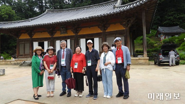 사단법인 한국문인협회가 주최하고, 한국문인협회 경상북도지회가 주관한 '2025 한국문학인 백두대간 어울림한마당'이 6월 20일부터 21일까지 경북 영주시 일원에서 성공적으로 개최된 가운데 21일 오후 경북 영주시 부석사로에 위치한 부석사 무량수전 앞에서 김호운 이사장 등 참석 문인들이 기념촬영을 하고 있다./사진=장건섭 기자