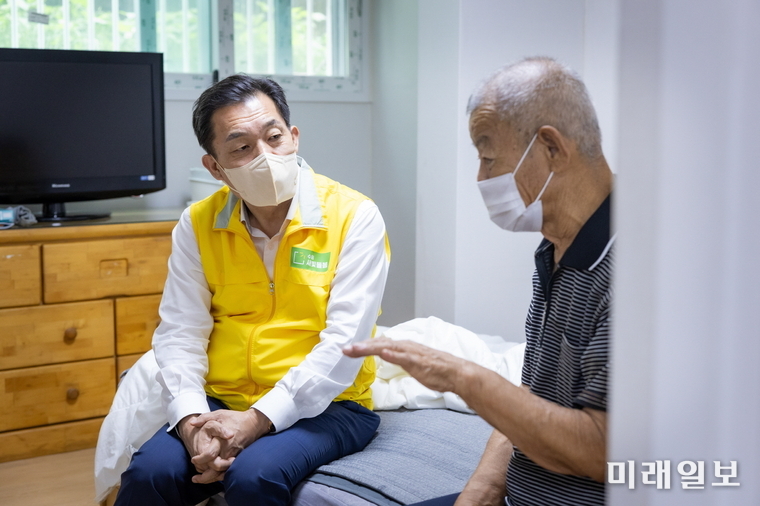지난해 8월 이재준 수원시장이 수원새빛돌봄 지원 대상자가구를 방문해 대화를 나누고 있다./사진=수원시 제공