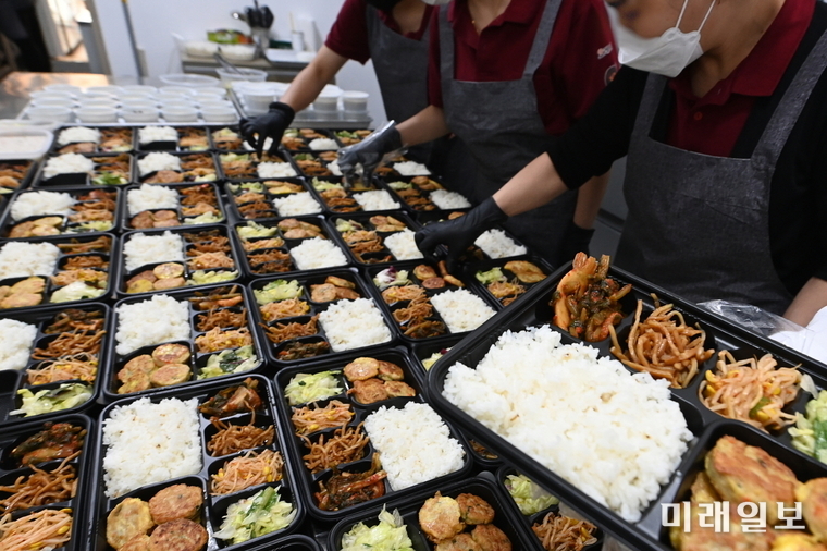 수원새빛돌봄 식사배달 서비스를 위해 도시락을 만들고 있는 모습./사진=수원시 제공
