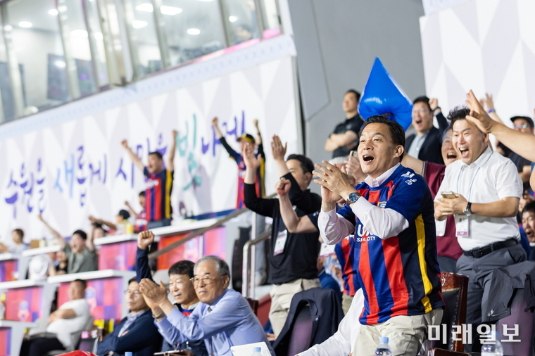 이재준 시장이 지난 14일 수원FC 경기를 관람하며 응원하고 있다./사진=수원시 제공