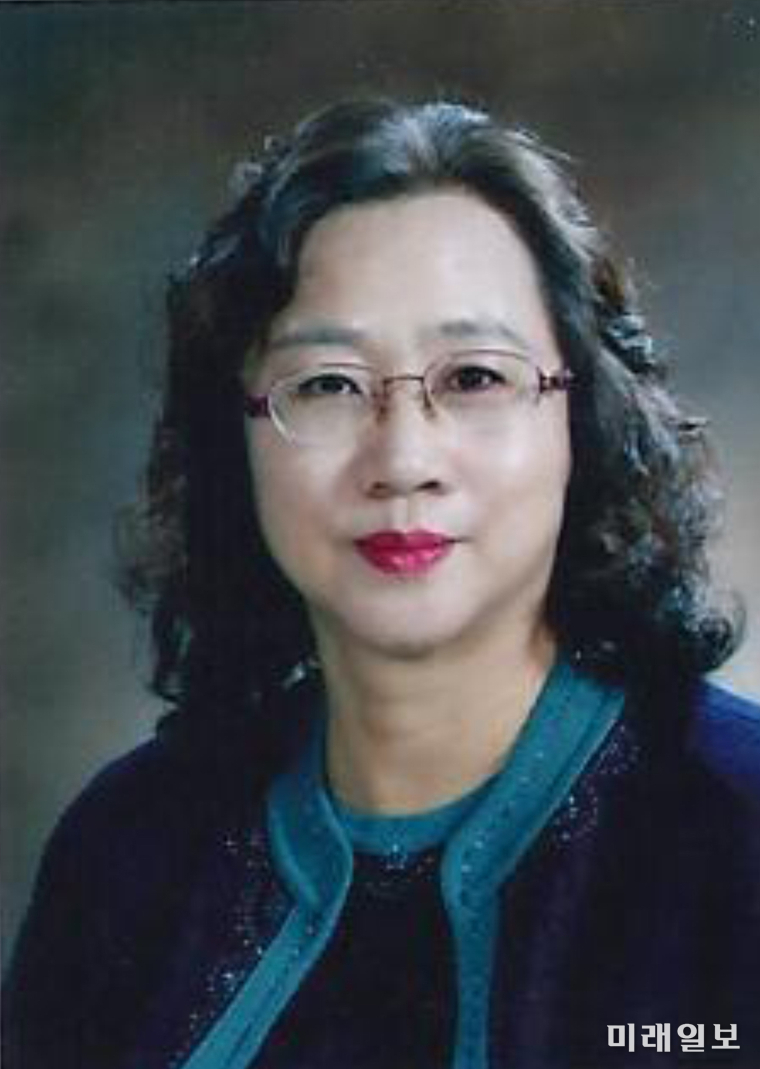 최근 여섯 번째 시집 <책갈피 이력>을 출간한 이혜경 시인./ⓒ미래일보