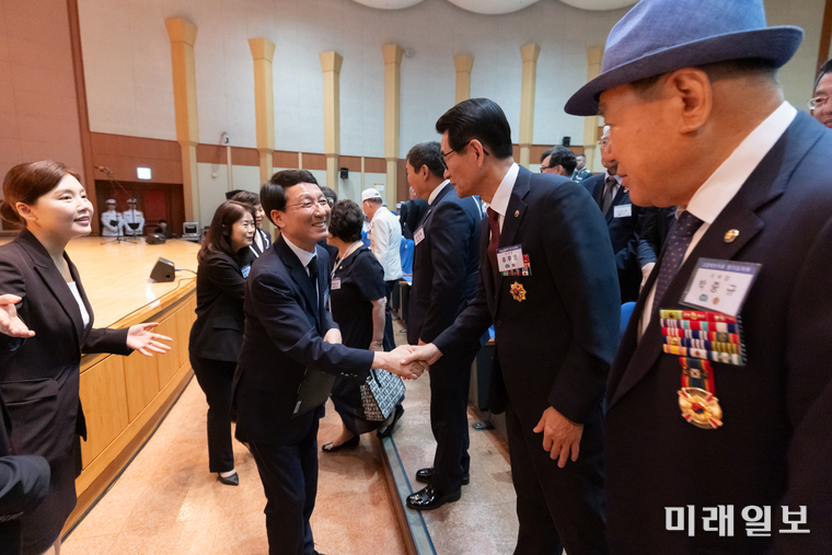 25일 오전 경기도 경제과학진흥원에서 김상중 행정1부지사가 참전유공들과 인사를 나누고 있다./사진=경기도청 제공