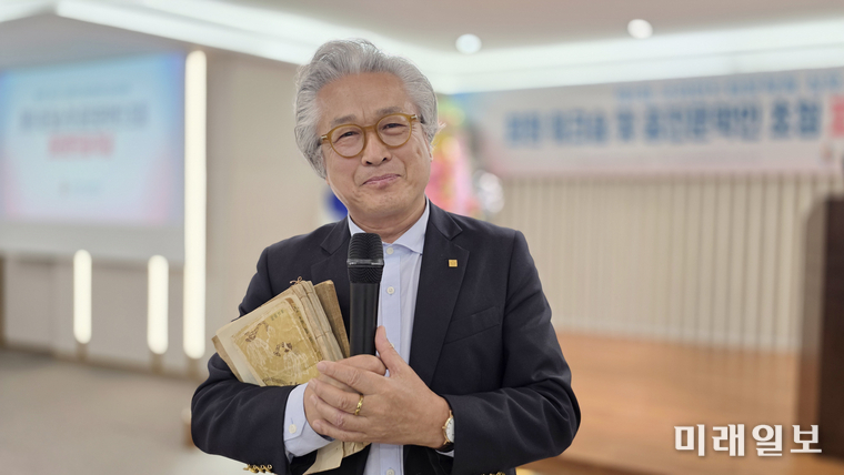 27일 오후, 서울 마포구 도화동에 위치한 대한민국재향경우회 7층 강당에서 열린 '제1회 코리안드림문학회 심포지엄'에서 김왕식 문학평론가 및 자문위원이 '광복 이후 한국문학 80년사'에 대해 발표를 하고 있다.//사진=장건섭 기자