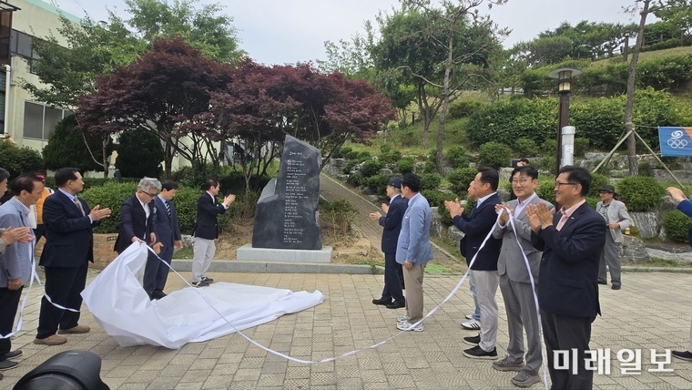 지난10일 목포시 무안동 청소년문화센터 앞마당에서 권일송 시인의 '오거리 샹송' 시비 건립 제막식이 열리고 있다./사진=최창일 시인