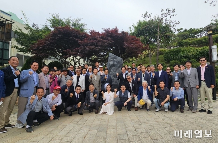 지난10일 목포시 무안동 청소년문화센터 앞마당에서 열린 권일송 시인의 '오거리 샹송' 시비 건립 제막식에서 참석 인사들이 기념촬영을 하고 있다./사진=최창일 시인