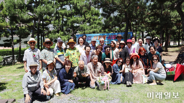 부산크리스천문인협회가 주최하는 '바다의 심장에 시의 숨결을'을 주제로 '동백시화전'이 7월 5일, 동백섬 산책로에서 개막한 가운데 참석 회원들이 기념촬영을 하고 있다./사진=부산크리스찬문인협회 제공