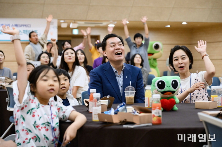 이재준 수원시장이 5일부터 6일까지 수원유스호스텔에서 열리는 청개구리 스펙 학부모 서포터즈 '스펙터즈'가 함께하는 청개구리 스펙 학부모 서포터즈 ‘스펙터즈 ’대상 가족캠핑에 함께하고 있다./사진=수원시 제공