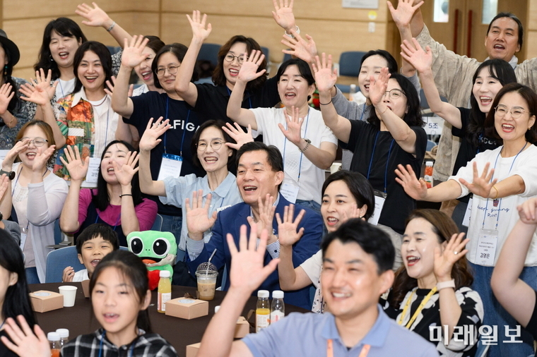 이재준 수원시장이 5일부터 6일까지 수원유스호스텔에서 열리는 청개구리 스펙 학부모 서포터즈 '스펙터즈'가 함께하는 '패밀리 데이' 참가자들과 함께하고 있다./사진=수원시 제공