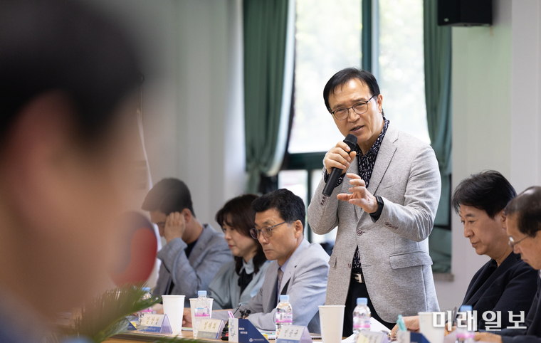 임태희 경기도 교육감이 7일 ‘미래첨단농업학교 조성 학교 방문’ 차 여주자영농업고등학교를 방문, 산학협혁 강화 방안 모색을 위한 간담회를 개최하고 있다./사진=경기도교육청 제공
