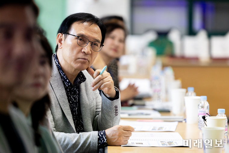 ‘임태희 경기도 교육감이 7일 ‘미래첨단농업학교 조성 학교 방문’ 차 여주자영농업고등학교를 방문, 산학협혁 강화 방안 모색을 위한 간담회를 개최하고 있다./사진=경기도교육청 제공